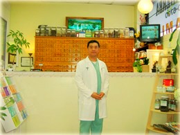 Dr. Jun In at Fine Acupuncture & Herbs Clinic in Los Angeles